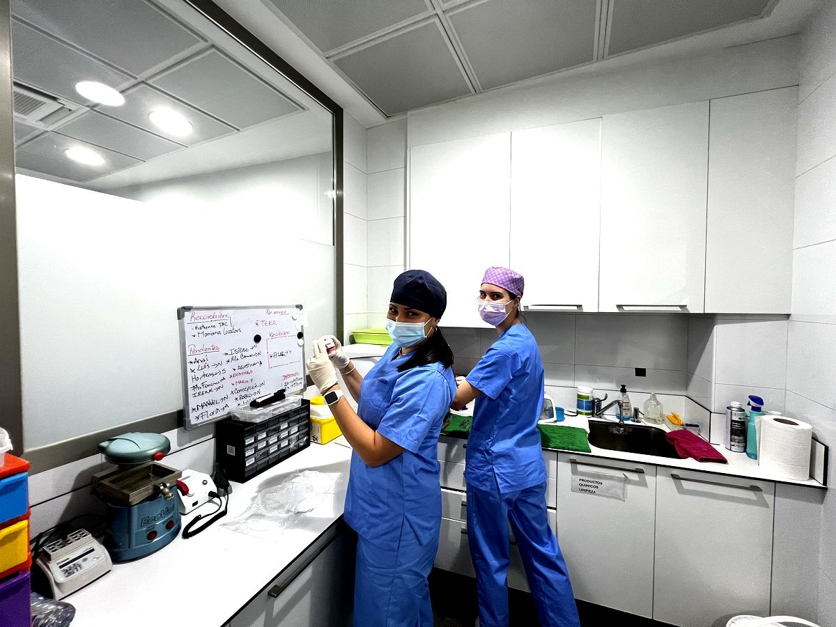 Equipo de especialistas de CEO Multidental trabajando